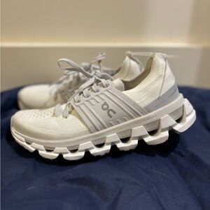 Brand new never worn Oncloud swift. Originally $160